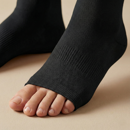 Primer plano macro mostrando la textura transpirable del tejido de la media de compresión y el detalle del acabado cómodo del diseño sin puntera.